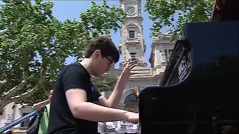 Pianos de cola repartidos por la ciudad de Valencia Pianos de cola repartidos por la ciudad de Valencia