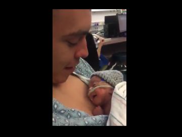 Reacción de un bebé prematuro al primer beso de su padre
