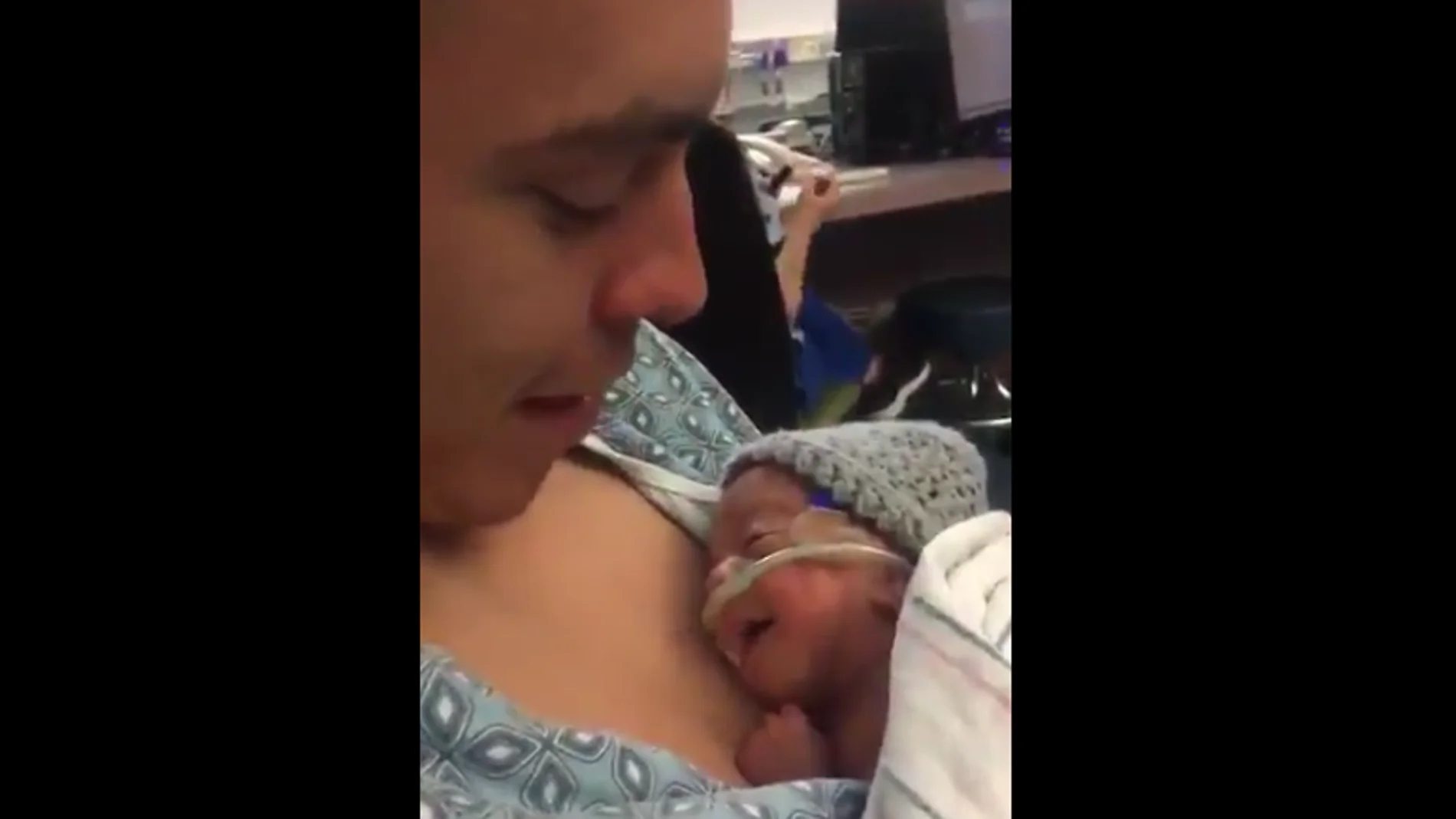 Reacción de un bebé prematuro al primer beso de su padre Reacción de un bebé prematuro al primer beso de su padre