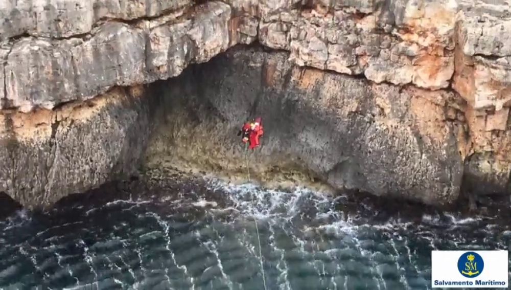 Arriesgado rescate de un pescador herido cerca de un acantilado en aguas de Baleares