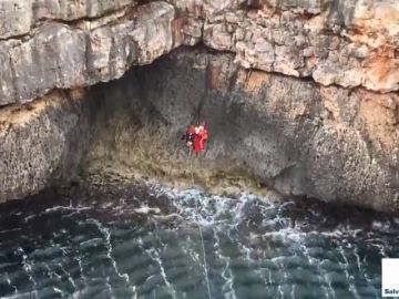 Arriesgado rescate de un pescador herido cerca de un acantilado en aguas de Baleares
