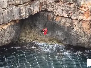 Arriesgado rescate de un pescador herido cerca de un acantilado en aguas de Baleares Arriesgado rescate de un pescador herido cerca de un acantilado en aguas de Baleares