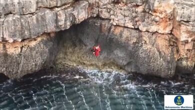 Arriesgado rescate de un pescador caído al mar en Portocolom, Baleares