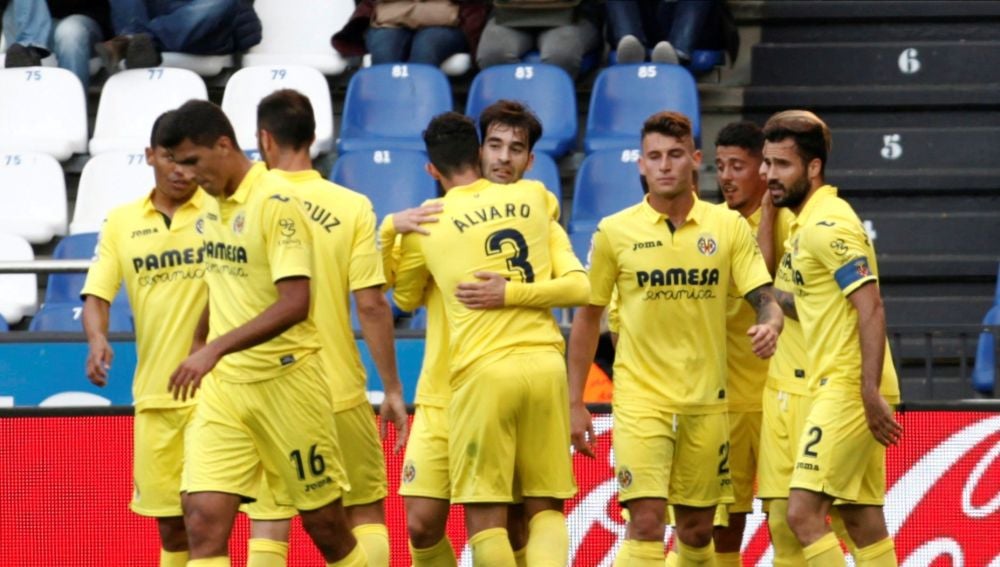 Trigueros celebrando un gol