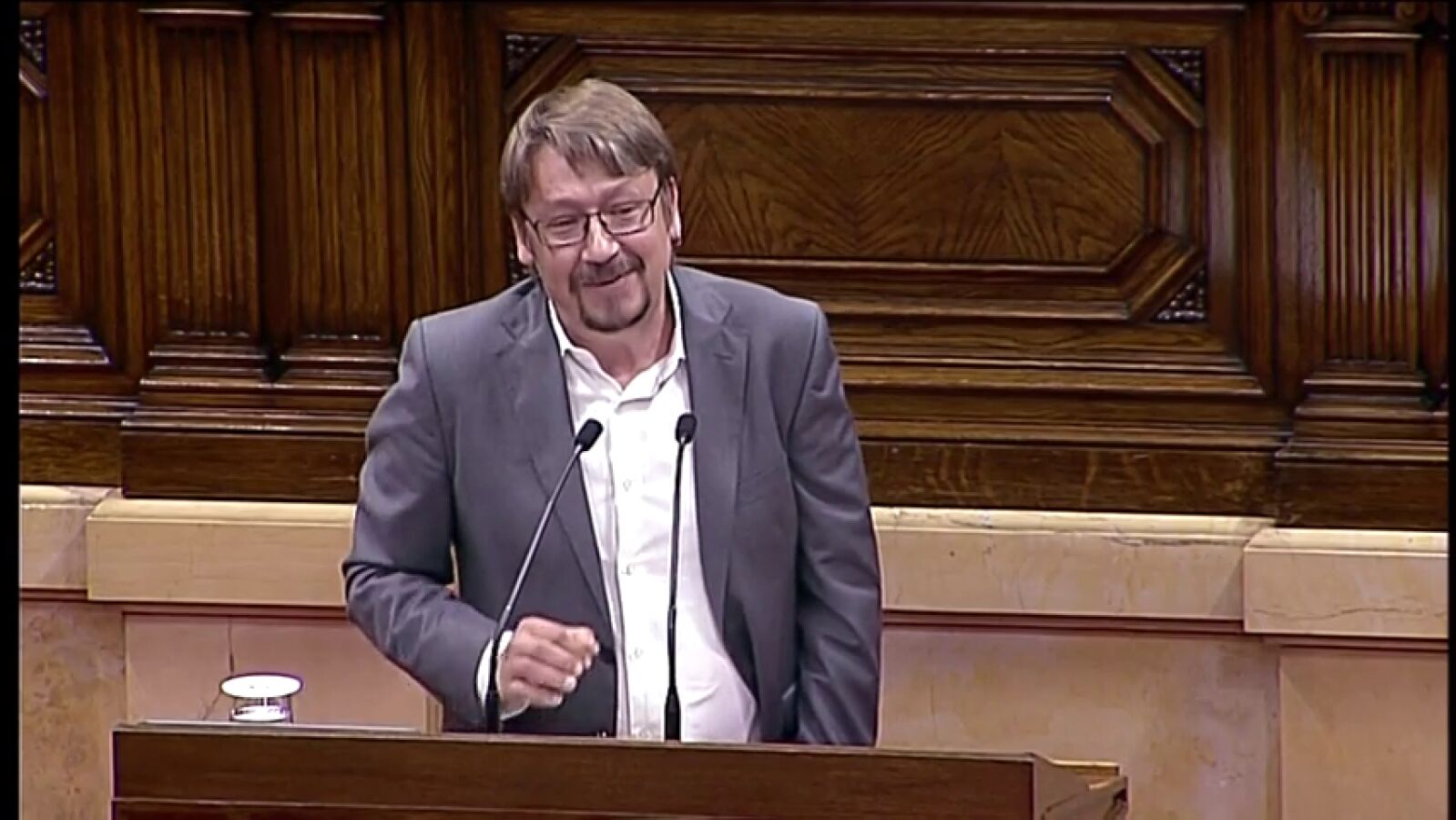  Domènech pide a Torra dejar el 