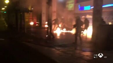 La tremenda batalla campal entre ultras de PAOK y AEK antes de la final de la Copa de Grecia
