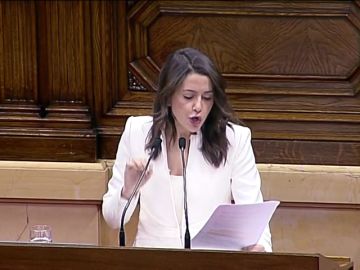 Arrimadas lee a Torra la lista de tuits contra España