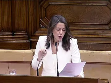Arrimadas lee a Torra la lista de tuits contra España Arrimadas lee a Torra la lista de tuits contra España