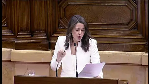 Arrimadas lee a Torra la lista de tuits contra España Arrimadas lee a Torra la lista de tuits contra España