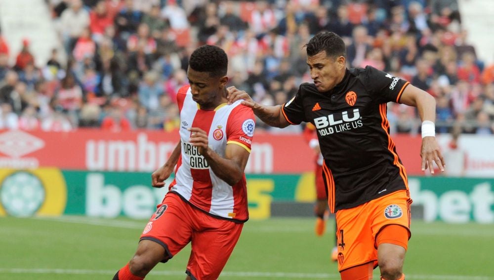 Murillo y Boulaya disputando un balón