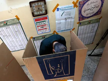Un elector en una cabina electoral en Irak Un elector en una cabina electoral en Irak