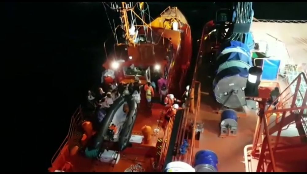 Rescatadas 68 personas de un catamarán turístico accidentado en aguas de Palma
