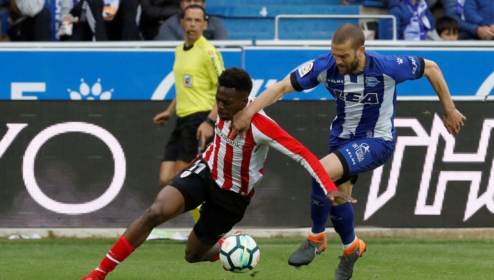 Iñaki Williams intenta llevarse el balón ante Víctor Laguardia