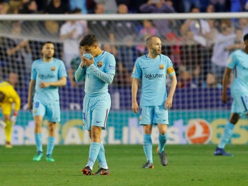 Los jugadores del Barça, cabizbajos tras el gol