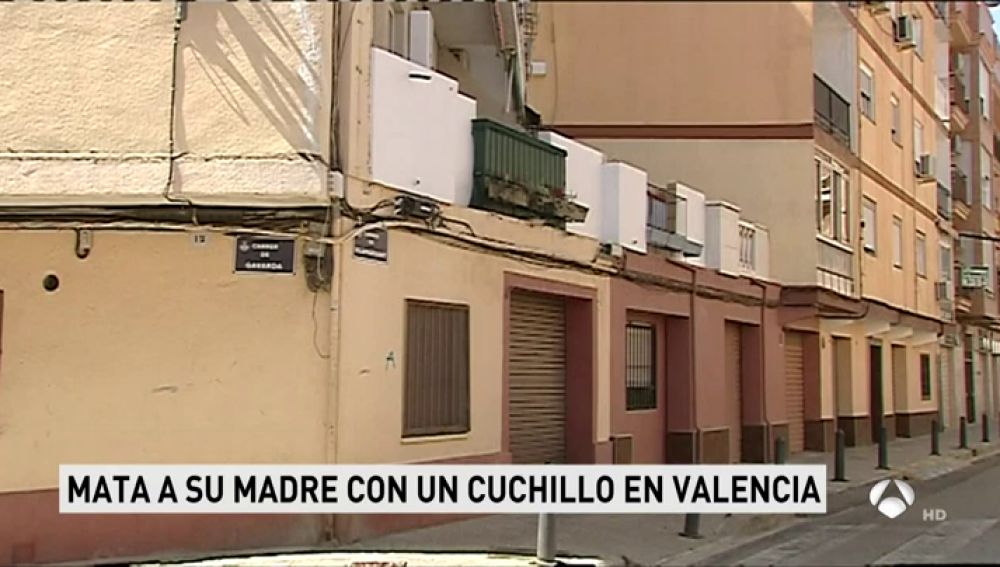 Un joven mata a cuchilladas a su madre y hiere de gravedad a su padrastro mientras dormían en Valencia