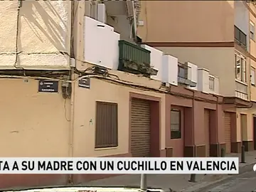 Un joven mata a cuchilladas a su madre y hiere de gravedad a su padrastro mientras dormían en Valencia Un joven mata a cuchilladas a su madre y hiere de gravedad a su padrastro mientras dormían en Valencia
