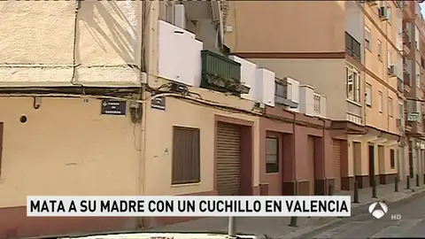 Un joven mata a cuchilladas a su madre y hiere de gravedad a su padrastro mientras dormían en Valencia Un joven mata a cuchilladas a su madre y hiere de gravedad a su padrastro mientras dormían en Valencia