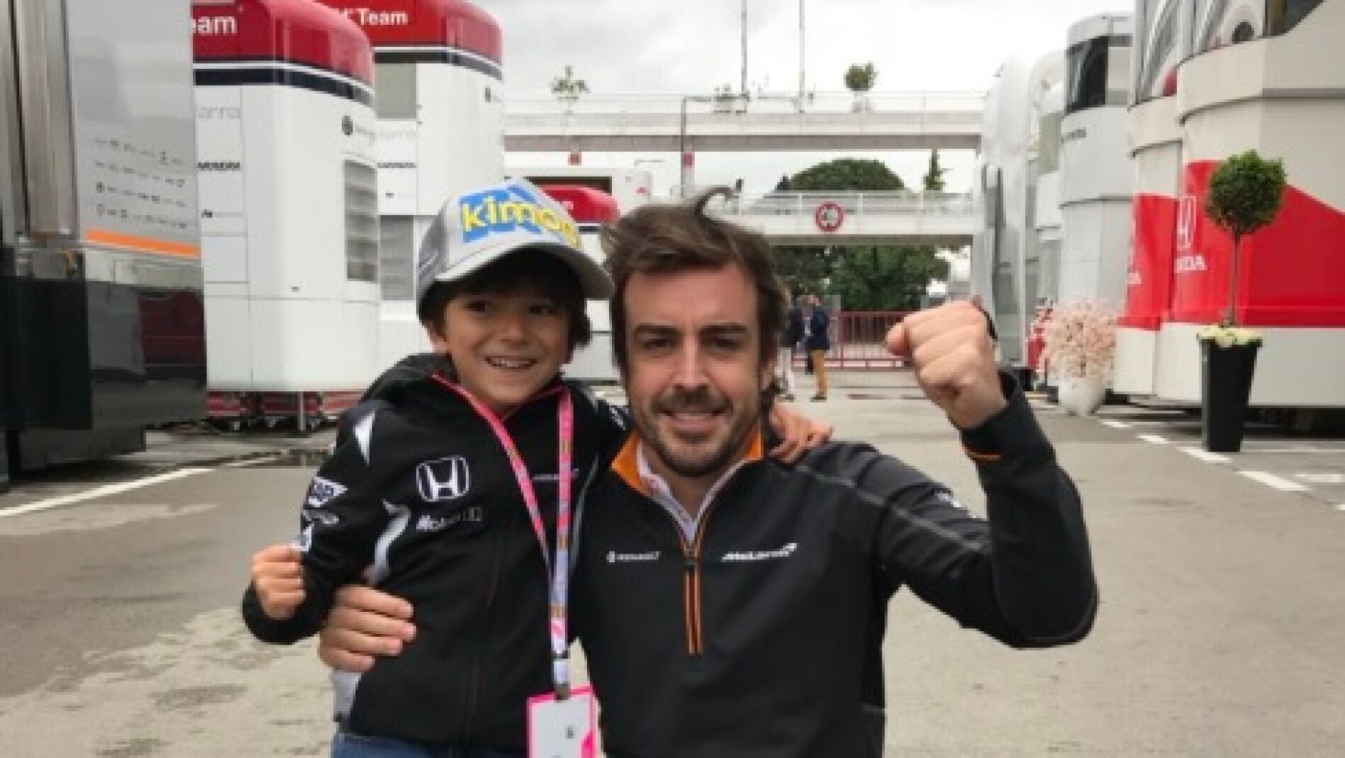 Fernando Alonso con Joaqu&iacute;n, su fan m&aacute;s incondicional en Montmel&oacute;