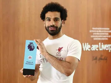 Mohamed Salah con el galardón a mejor jugador de la Premier Mohamed Salah con el galardón a mejor jugador de la Premier