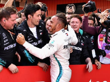 Hamilton celebra su victoria con los mecánicos