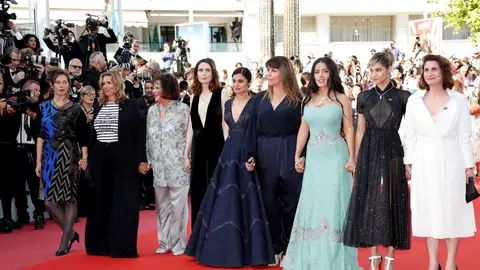 Patty Jenkins, Salma Hayek, Sofia Boutella junto a otras actrices Patty Jenkins, Salma Hayek, Sofia Boutella junto a otras actrices