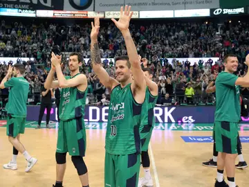 El Joventut celebrando la permanencia El Joventut celebrando la permanencia