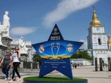 El centro de Kiev, engalanado con el logo de la final de Champions El centro de Kiev, engalanado con el logo de la final de Champions