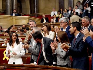 Arrimadas, aplaudida por su grupo en el Parlament