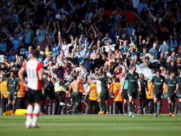 Los jugadores del Manchester City celebran el gol de Gabriel Jesus