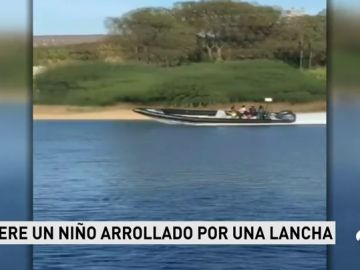 Muere un niño en una barca de recreo tras pasarle por encima una lancha en una playa de Algeciras Muere un niño en una barca de recreo tras pasarle por encima una lancha en una playa de Algeciras