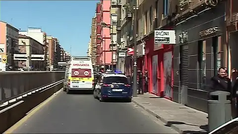 Detenido tras atrincherarse con dos cuchillos en el balcón de su vivienda en Valencia tras una grave discusión con su padre Detenido tras atrincherarse con dos cuchillos en el balcón de su vivienda en Valencia tras una grave discusión con su padre