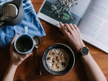 Comer teniendo en cuenta el reloj va bien... para la línea. Comer teniendo en cuenta el reloj va bien... para la línea.