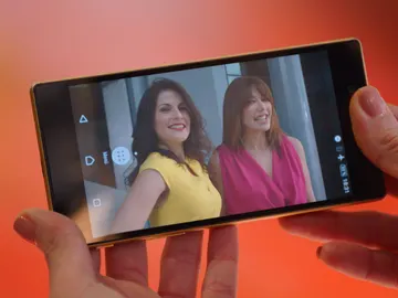 Trini y Raquel Revuelta protagonizan el spot que hunde a la clínica Las Flores Trini y Raquel Revuelta protagonizan el spot que hunde a la clínica Las Flores