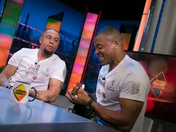 Roberto Carlos y Julio Baptista improvisan una canción brasileña en directo en 'El Hormiguero 3.0' Roberto Carlos y Julio Baptista improvisan una canción brasileña en directo en 'El Hormiguero 3.0'