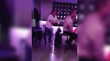 Meando en la barra del bar