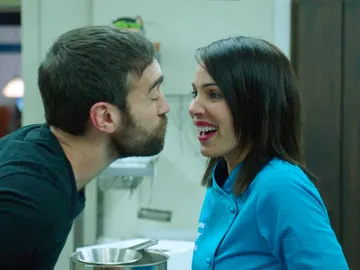 Gotzone e Iñaki, aprovechan cada rincón para besarse Gotzone e Iñaki, aprovechan cada rincón para besarse