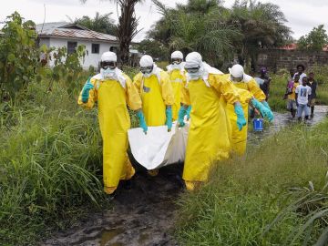 Enfermeros trasladas el cuerpo de una supuesta víctima del virus ébola en un área a las afueras de Monrovia (Liberia)