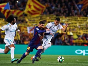 Leo Messi lucha por un balón con Casemiro durante el último Clásico