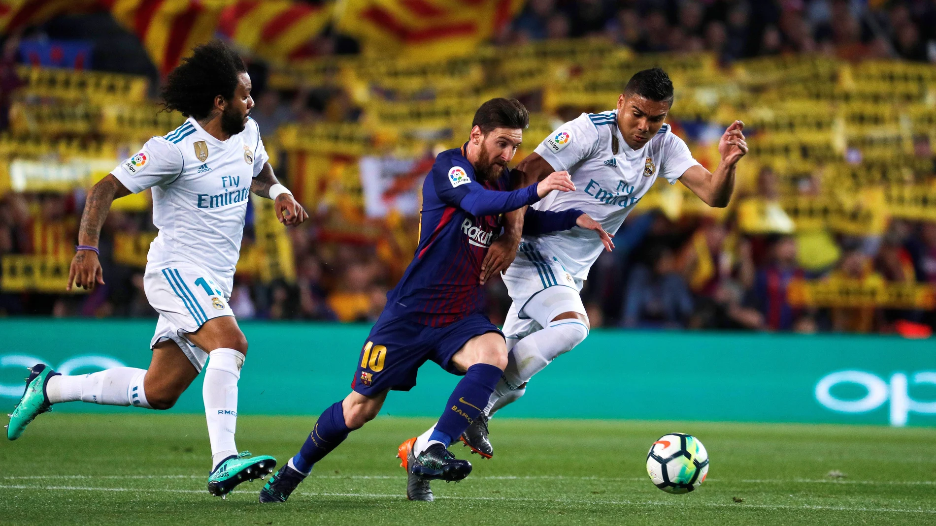 Leo Messi lucha por un balón con Casemiro durante el último Clásico Leo Messi lucha por un balón con Casemiro durante el último Clásico
