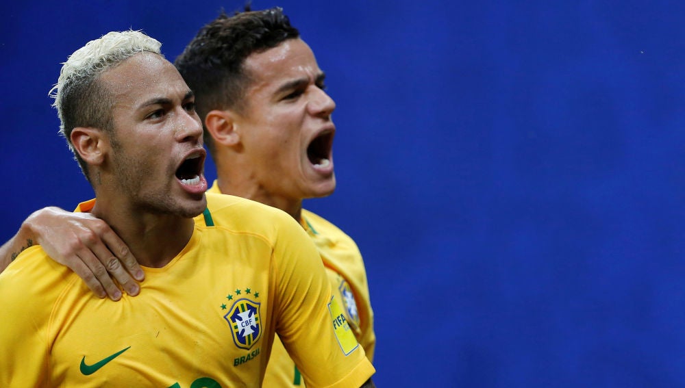 Neymar y Coutinho celebran un gol con Brasil