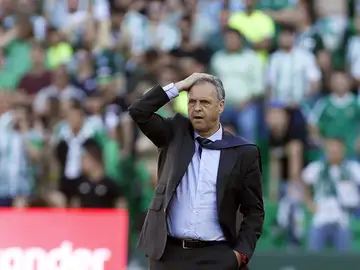 Joaquín Caparrós, durante el derbi ante el Betis Joaquín Caparrós, durante el derbi ante el Betis