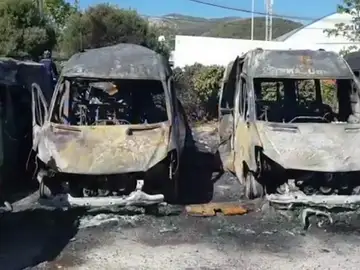 La Policía investiga un incendio que ha acabado con séis ambulancias calcinadas en Algeciras La Policía investiga un incendio que ha acabado con séis ambulancias calcinadas en Algeciras