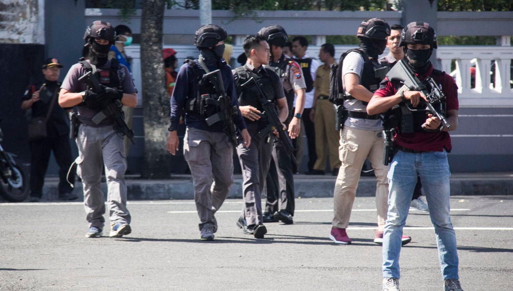 Agentes de la Policía de Indonesia