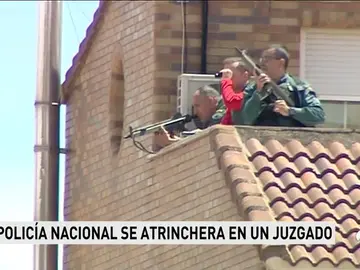 Un hombre se entrega tras permanecer cuatro horas atrincherado en los Juzgados de La Almunia Un hombre se entrega tras permanecer cuatro horas atrincherado en los Juzgados de La Almunia