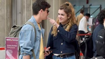 Amaia y Alfred en el aeropuerto tras Eurovisión