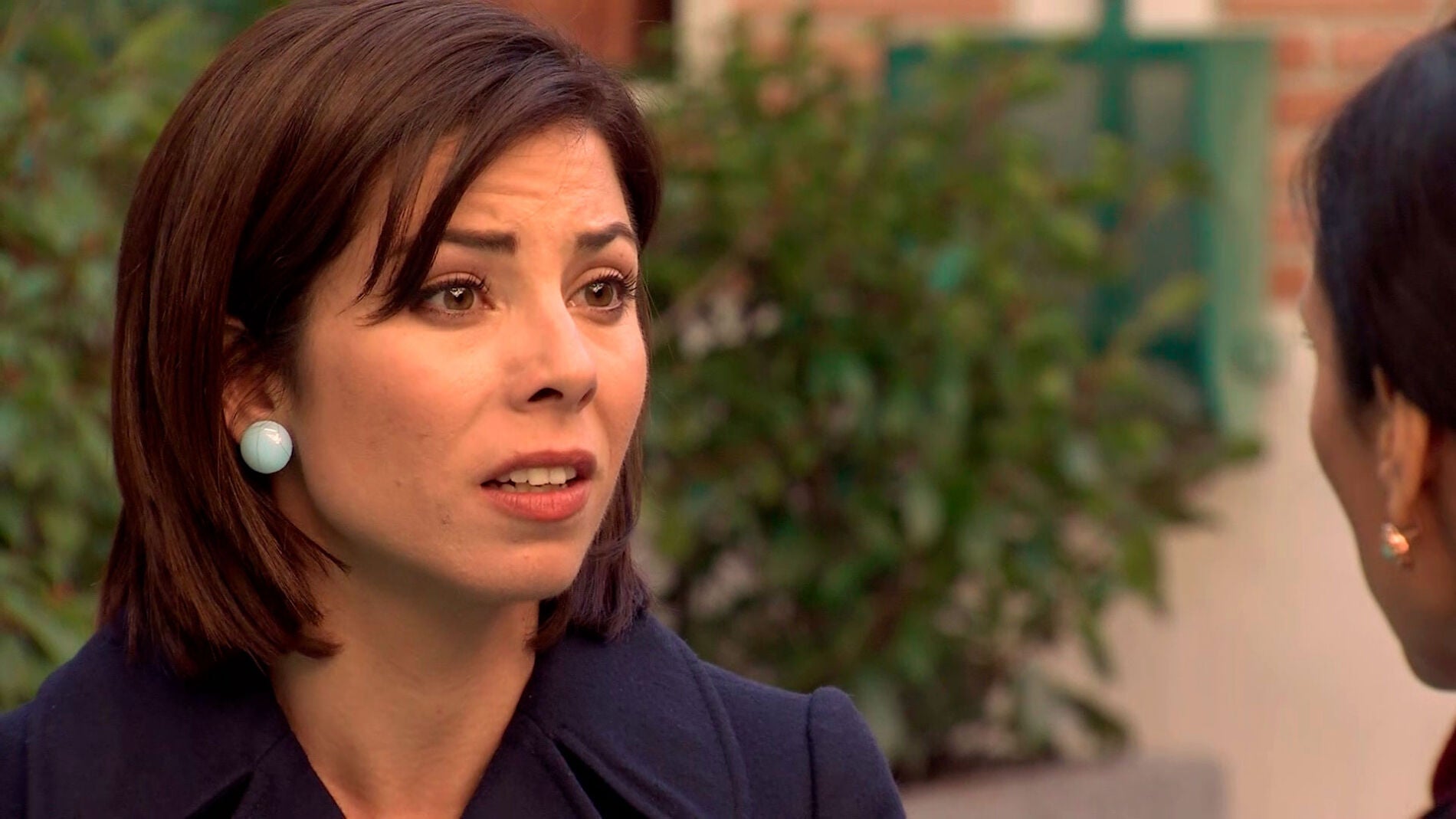 Raquel le confiesa a Manolita el secreto que le atormenta