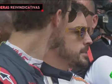 Alonso y Sainz, molestos con la excesiva duración de 'Els Segadors', decidieron exhibir la bandera de España Alonso y Sainz, molestos con la excesiva duración de 'Els Segadors', decidieron exhibir la bandera de España