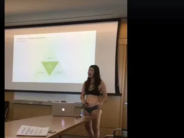 Letitia Chai hace la presentación de su tesis en ropa interior Letitia Chai hace la presentación de su tesis en ropa interior