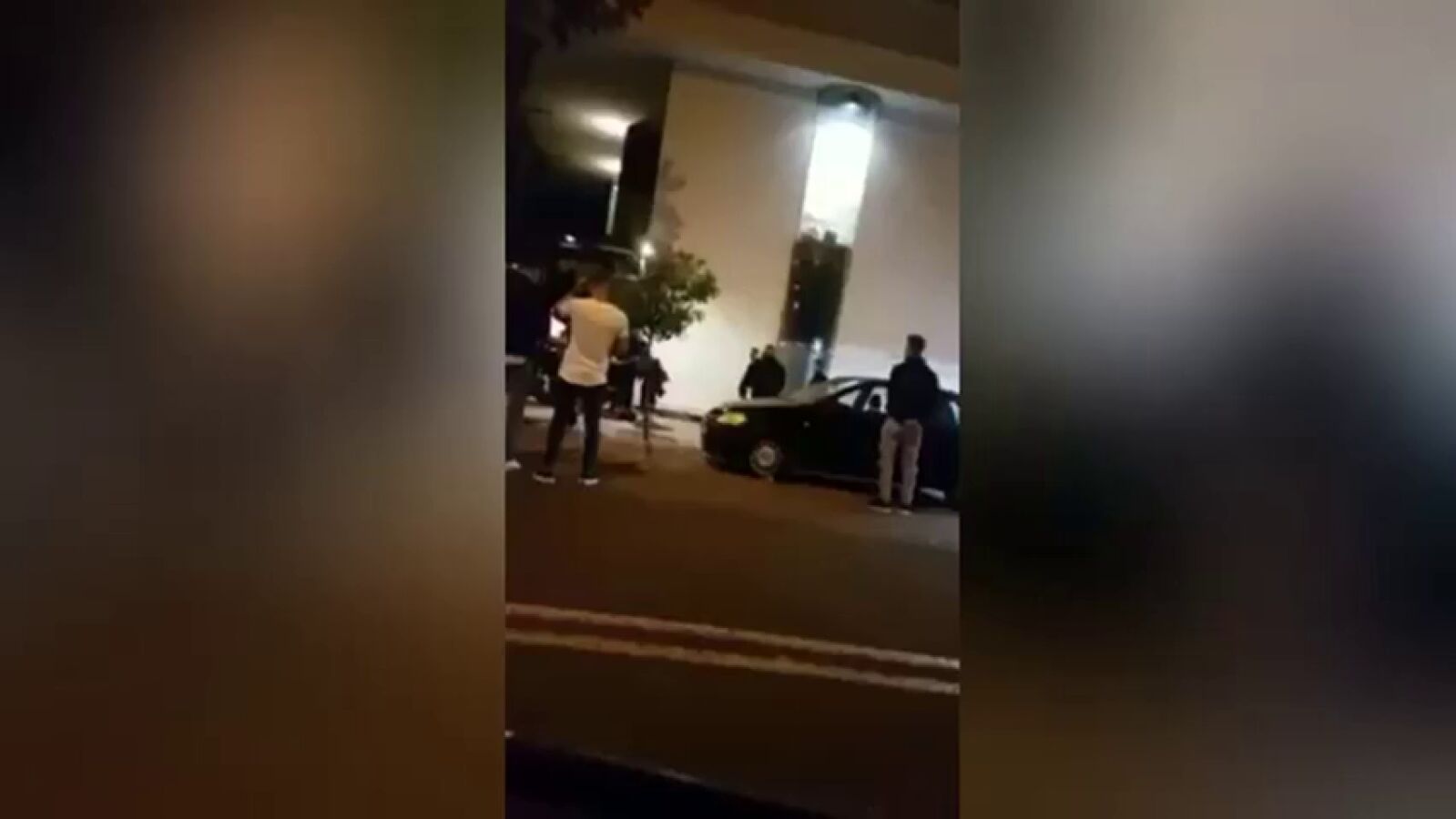 Graban una brutal agresión a las puertas de una discoteca de Sevilla