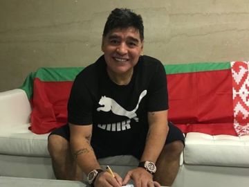 Maradona firma su contrato con el Dinamo Brest